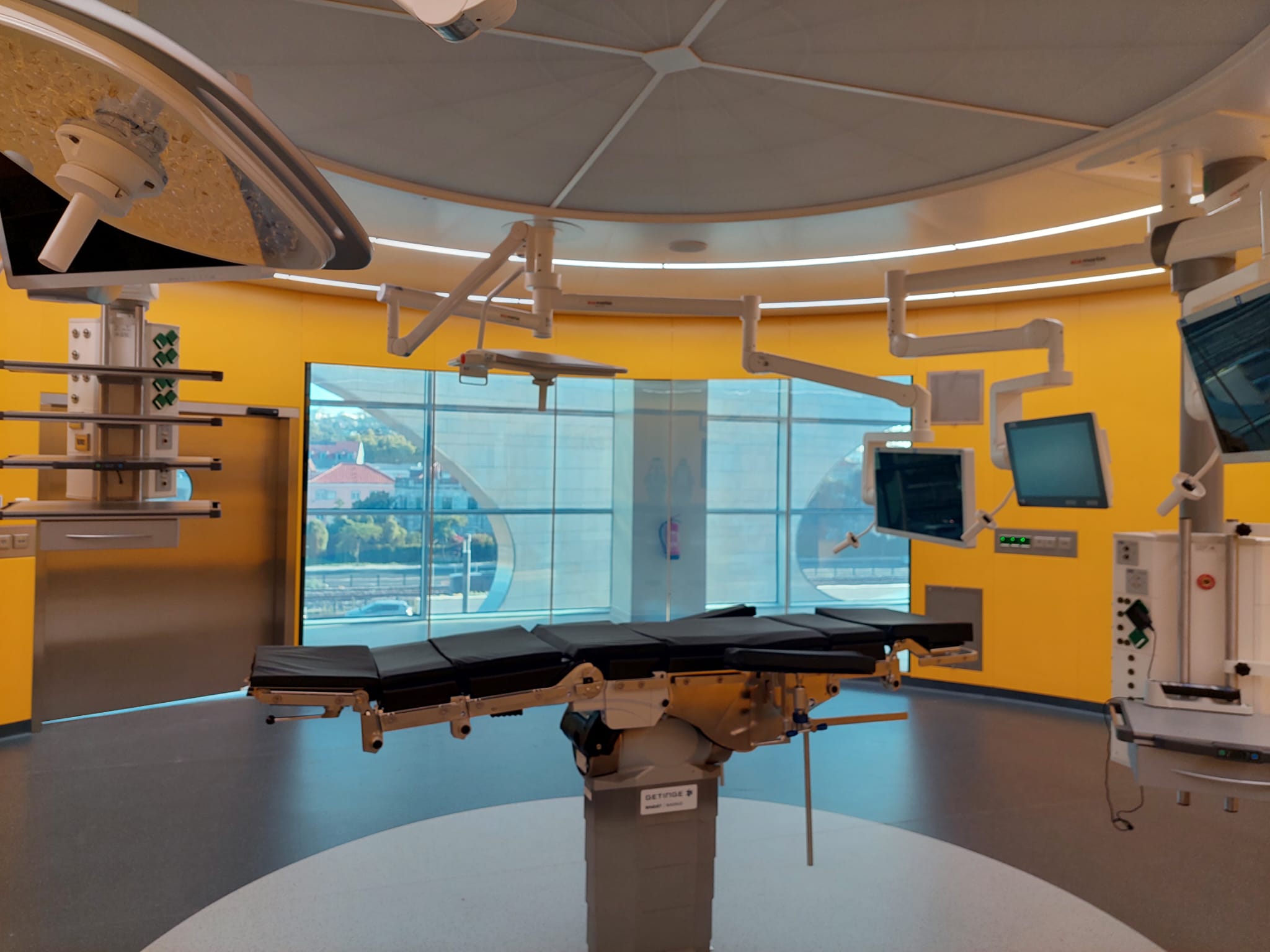 Blackout Smart Glass designs help to improve the overall hygiene and usability of this surgery theatre based in Portugal. The various glass states allow differing levels of natural light into the space, and privacy on demand.
